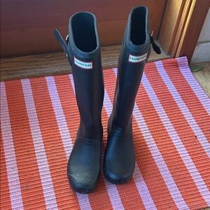 Women’s black Hunter tall rain boots size 38/7.5